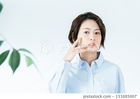 一位很注重牙齒健康的年輕女子 133885007
