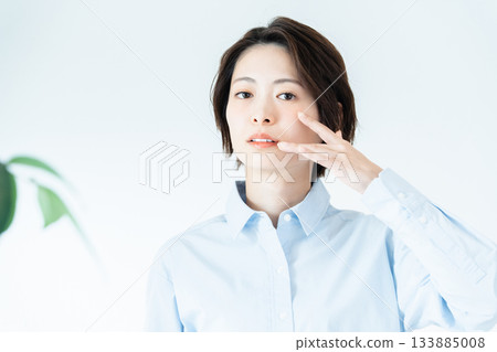 一位很注重牙齒健康的年輕女子 133885008