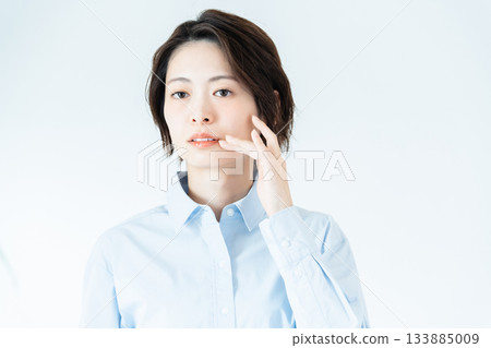 一位很注重牙齒健康的年輕女子 133885009