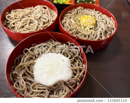 紅碗盛裝蕎麥麵 紅碗盛裝蕎麥麵 133885119