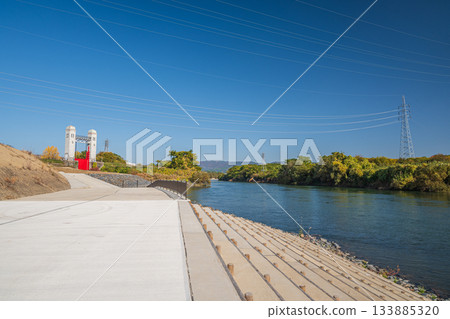 從京都市伏見區伏見碼頭眺望宇治川 從京都市伏見區伏見碼頭眺望宇治川 133885320