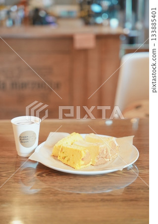 在咖啡廳享用午餐 133885401