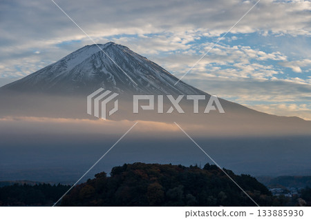 暮色中的富士山，橘色的雲朵飄過。 133885930