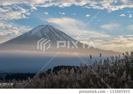 暮色中的富士山，橘色的雲朵飄過。 133885933