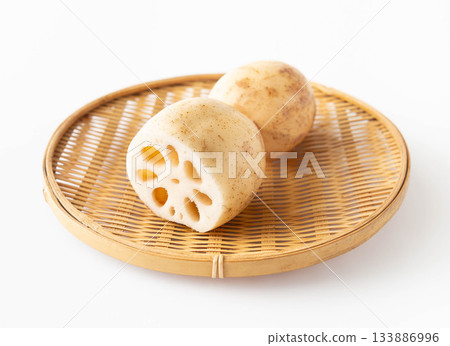 蓮藕根莖，帶節，放在竹製濾鍋中 133886996