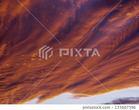 夕陽將雲朵染成了紅色。 133887396