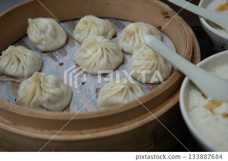 經典的台灣早餐!小籠包佐淡鹹豆漿 經典的台灣早餐!小籠包佐淡鹹豆漿 133887684