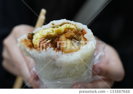經典的台灣早餐!小籠包佐淡鹹豆漿 經典的台灣早餐!小籠包佐淡鹹豆漿 133887688