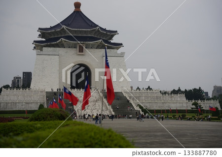 壯麗的景色!台北地標建築自由廣場及中正紀念堂。 壯麗的景色!台北地標建築自由廣場及中正紀念堂。 133887780