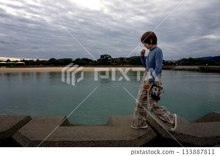 <素材> 黃昏時分,一位女子在海灘漫步 <素材> 黃昏時分,一位女子在海灘漫步 133887811