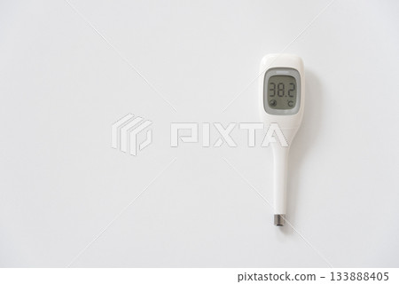 體溫計顯示高燒 體溫計顯示高燒 133888405