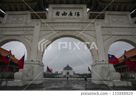 壯麗的景色!台北地標建築自由廣場及中正紀念堂。 壯麗的景色!台北地標建築自由廣場及中正紀念堂。 133888920
