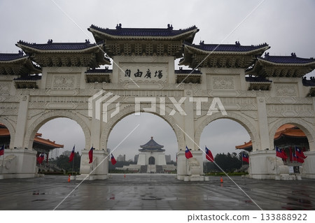 壯麗的景色！台北地標建築自由廣場及中正紀念堂。 133888922