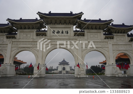 壯麗的景色!台北地標建築自由廣場及中正紀念堂。 壯麗的景色!台北地標建築自由廣場及中正紀念堂。 133888923