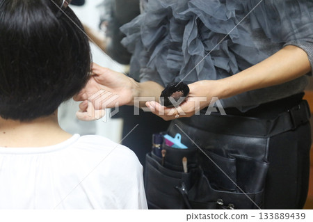 正在化妝的女人 133889439