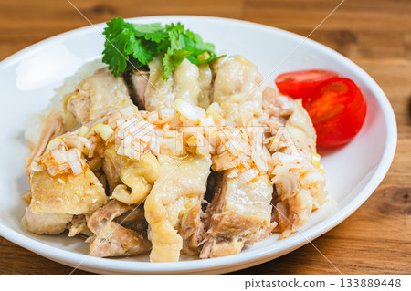 咖哩雞盛於白盤中 133889448