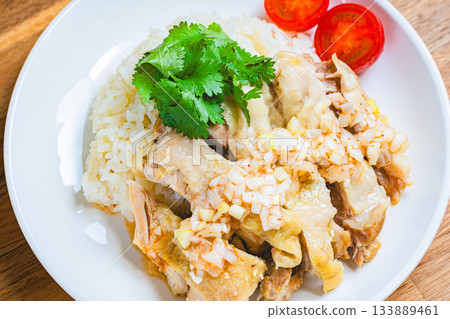 咖哩雞盛於白盤中 咖哩雞盛於白盤中 133889461