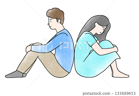 圖：一男一女背靠背坐著 133889653