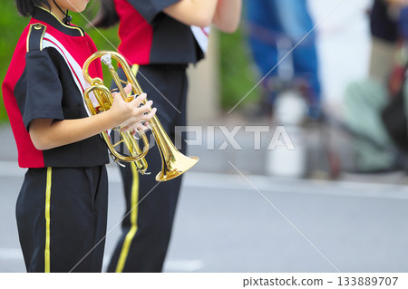 行進樂隊遊行樂器 133889707