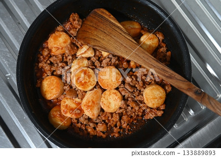 Tofu with minced pork stir-fried in tomato sauce 133889893