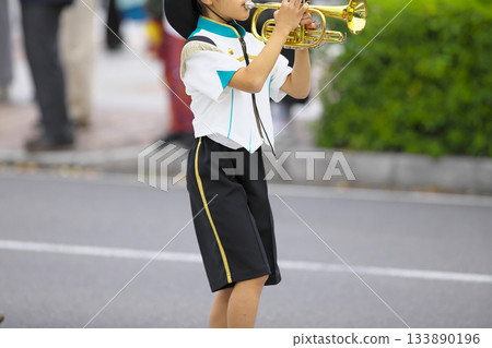 行進樂隊遊行樂器 133890196