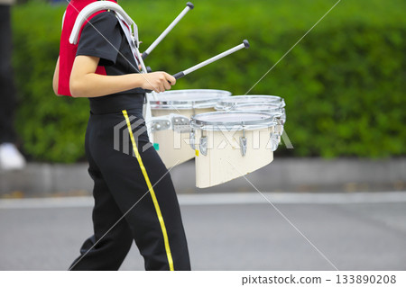 行進樂隊遊行樂器 133890208