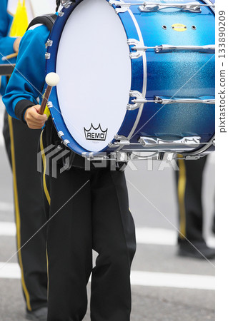 行進樂隊遊行樂器 133890209