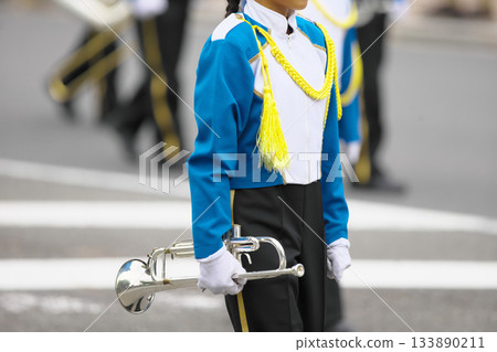 行進樂隊遊行樂器 133890211