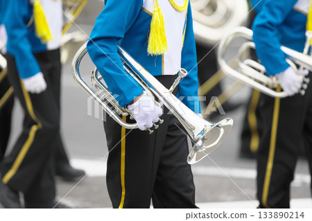 行進樂隊遊行樂器 133890214