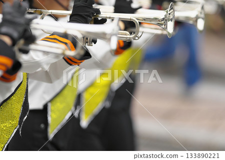 行進樂隊遊行樂器 133890221