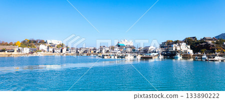 Autumn scenery of Tomonoura, a tourist spot in Fukuyama City, Hiroshima Prefecture, seen from the sea Autumn scenery of Tomonoura, a tourist spot in Fukuyama City, Hiroshima Prefecture, seen from the sea 133890222