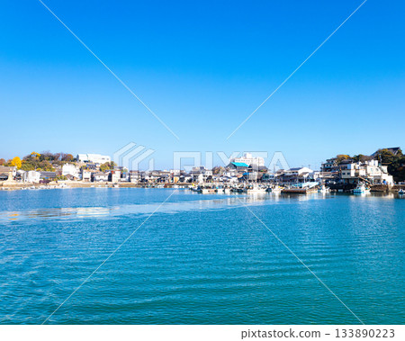 Autumn scenery of Tomonoura, a tourist spot in Fukuyama City, Hiroshima Prefecture, seen from the sea Autumn scenery of Tomonoura, a tourist spot in Fukuyama City, Hiroshima Prefecture, seen from the sea 133890223