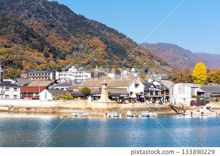 Autumn scenery of Tomonoura, a tourist spot in Fukuyama City, Hiroshima Prefecture, seen from the sea Autumn scenery of Tomonoura, a tourist spot in Fukuyama City, Hiroshima Prefecture, seen from the sea 133890229