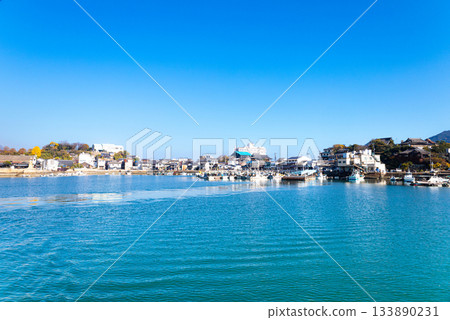 Autumn scenery of Tomonoura, a tourist spot in Fukuyama City, Hiroshima Prefecture, seen from the sea Autumn scenery of Tomonoura, a tourist spot in Fukuyama City, Hiroshima Prefecture, seen from the sea 133890231