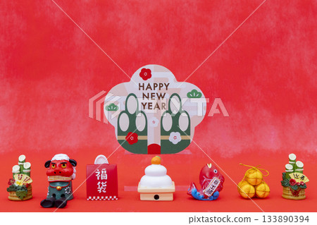 Red background and miniature New Year's decorations, Kadomatsu, Kagami mochi, lion dance, lucky charms to celebrate the New Year Red background and miniature New Year's decorations, Kadomatsu, Kagami mochi, lion dance, lucky charms to celebrate the New Year 133890394