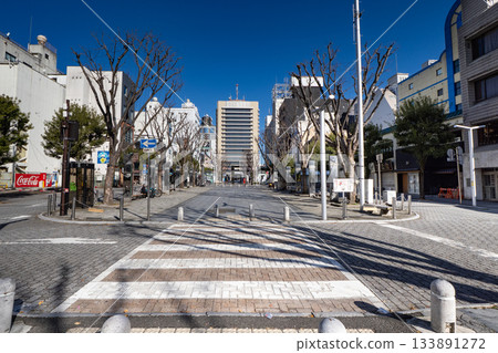 青葉符號路穿過行人穿越道 133891272