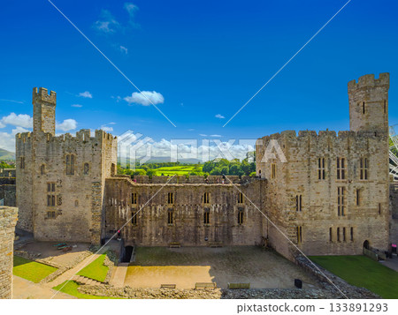 卡那封城堡,藍天下的大廳遺址和兩座塔樓(英國威爾斯卡那封) 卡那封城堡,藍天下的大廳遺址和兩座塔樓(英國威爾斯卡那封) 133891293