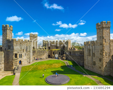 The circular pedestal and Queen's Gate in the inner plaza of Caernarfon Castle, a World Heritage Site (Wales, UK) 133891294