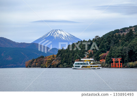 從神奈川縣箱根湖邊眺望觀光船和富士山 133891493