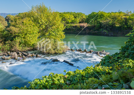 京都市伏見區，三須新井堰流出的水流湍急，匯入宇治川。 133891538
