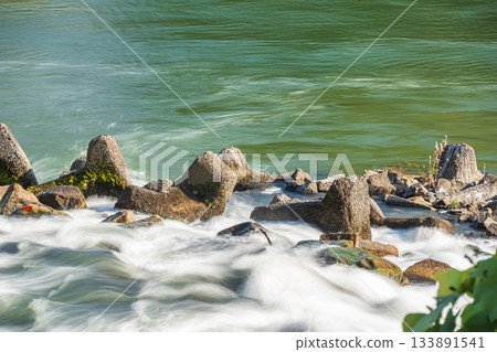 京都市伏見區，三須新井堰流出的水流湍急，匯入宇治川。 133891541