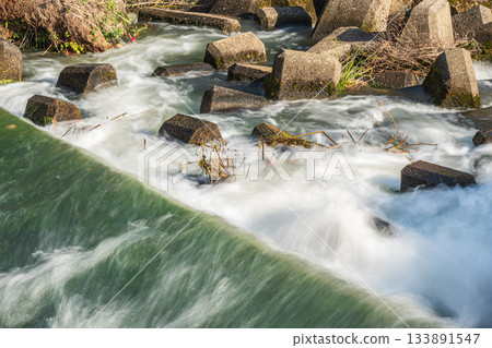 京都市伏見區，三須新井堰流出的水流湍急，匯入宇治川。 133891547
