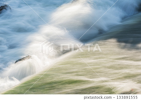 京都市伏見區，三須新井堰流出的水流湍急，匯入宇治川。 133891555