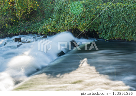 京都市伏見區，三須新井堰流出的水流湍急，匯入宇治川。 133891556