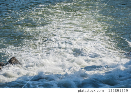 京都市伏見區，三須新井堰流出的水流湍急，匯入宇治川。 133891559