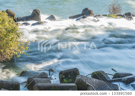 京都市伏見區，三須新井堰流出的水流湍急，匯入宇治川。 133891560