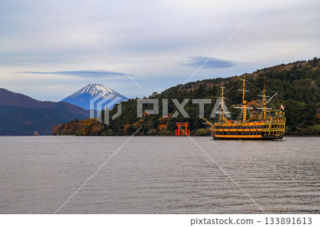 A pirate ship and Mount Kasafuji seen from the shores of Lake Ashi, Hakone, Kanagawa Prefecture 133891613