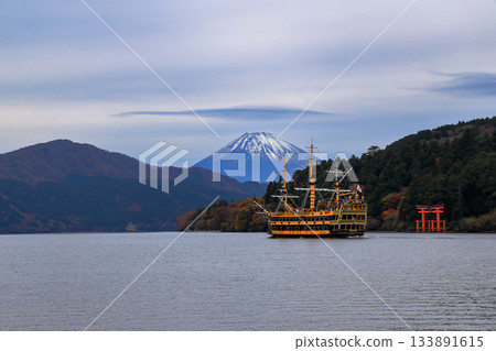 從神奈川縣箱根蘆之湖岸邊眺望海盜船和笠富士山 從神奈川縣箱根蘆之湖岸邊眺望海盜船和笠富士山 133891615