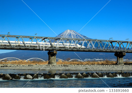 新幹線穿過藤川鐵橋和富士山 133891660
