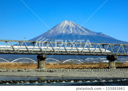 新幹線穿過藤川鐵橋和富士山 新幹線穿過藤川鐵橋和富士山 133891661